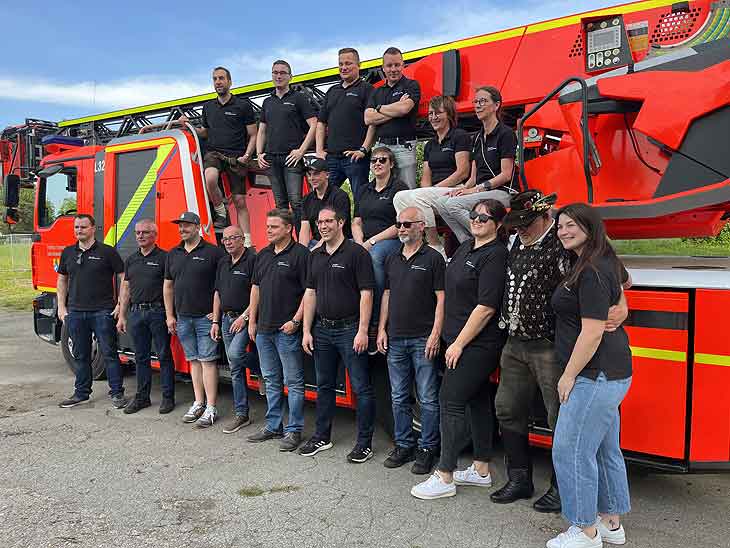 Unterstützung der längste Spargeltafel durch die Freiwillige Feuerwehr Schrobenhausen (©Foto: Martin Schmit(